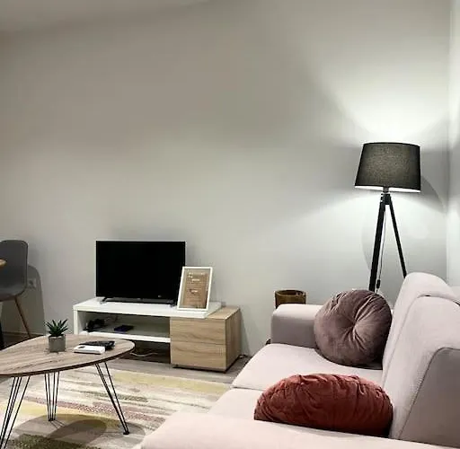 Destiny - Cozy Apartment At Myslym Shyri